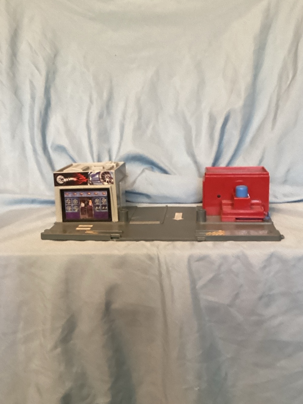Hot Wheels 2007 Gray and Red Playset Accessory